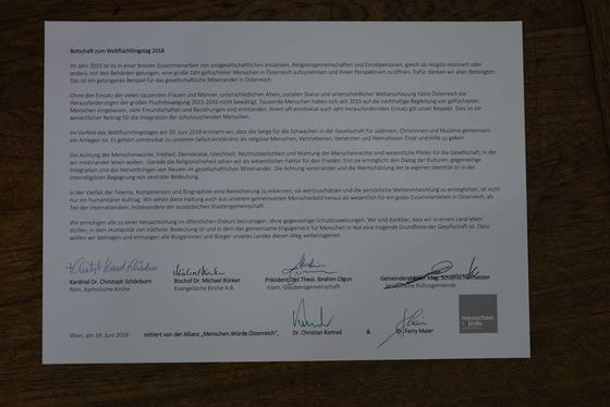 Vertreter der Kirchen und Religionen in Österreich unterzeicheten die Botschaft zum Weltflüchtlingstag 2018.