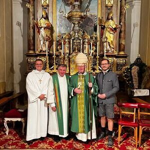 V. l.: Pastoralvorstand Josef Froschauer, Pfarrer Konrad Hörmanseder, Bischof Manfred Scheuer und Verwaltungsvorstand Karl Kriechbaumer.