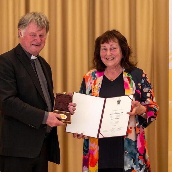Bischof Manfred Scheuer verlieh Veronika Pernsteiner M.A. aus Lacken die Florian-Medaille.