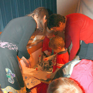 Kinder bei der Buchaustellung