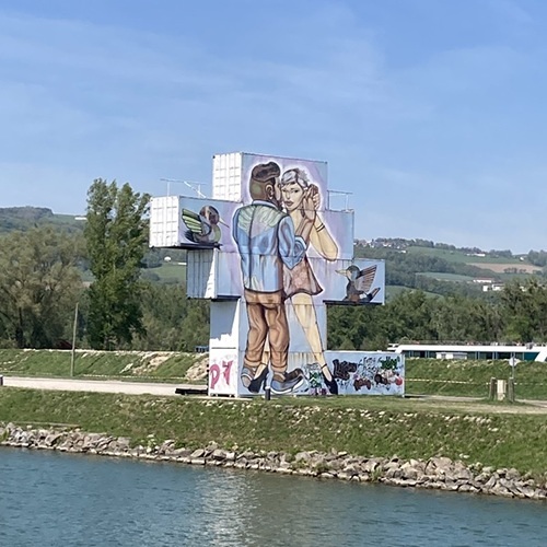 gemauertes Kreuz mit Graffiti von einem tanzenden Paar