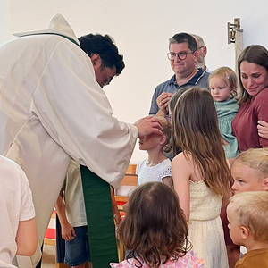 P. Franz segnet die Kinder
