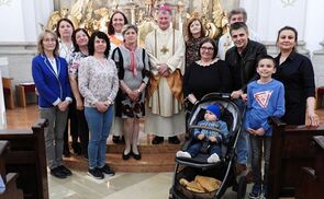 Bischof Manfred Scheuer mit 24-Stunden-Betreuerinnen und ihren Familien          