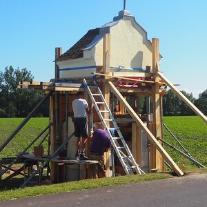 Das Aufmauern geht zügig voran.