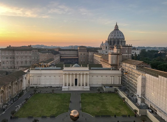 Im Dienste des Papstes - Der Heilige Stuhl ist nicht nur das Zentrum der Weltkirche, der Vatikan ist auch Arbeitgeber f?r rund 3000 Menschen. Mathilde Schwabeneder hat f?r Kreuz&Quer drei von ihnen durch ihren Alltag begleitet und dabei faszinierende