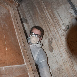 Schwerarbeit mit Maske und Schutzanzug im Turm