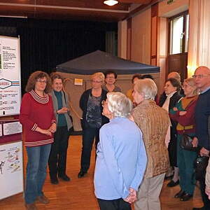 Senioren bekamen Bibel und Bibelausstellung erläutert