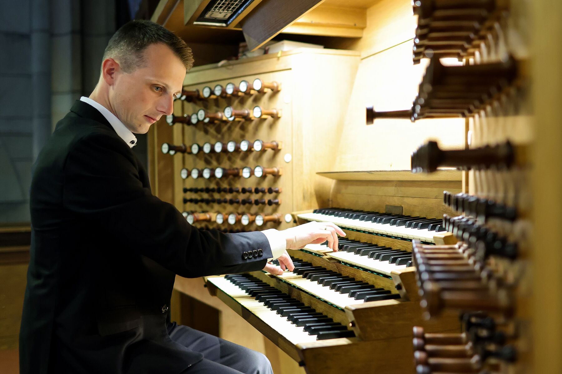 Domorganist am Mariendom / © Diözese Linz Domorganist Gerhard Raab beim Spiel an der Rudigierorgel