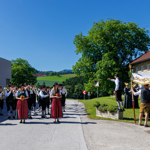 F26-06-04_3811_Karlheinz Kieweg dirigiert die Musikkapelle Aschach_Fronleichnam vorm Woegerergut