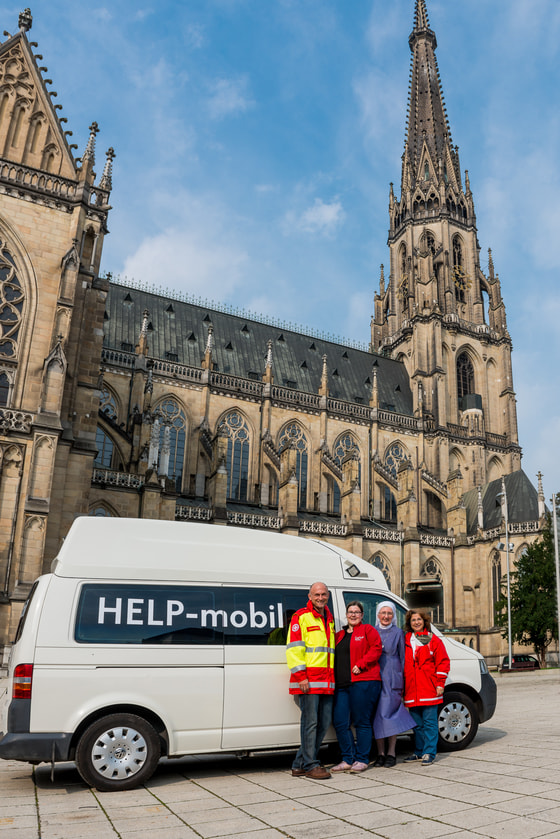 Das Help-Mobil auf dem Linzer Domplatz. © Caritas in OÖ