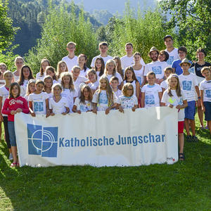  Ein umgebautes, ehemaliges Bauernhaus auf einer Alm in Weyer war die Herberge für 30 Jungscharkinder. Acht Kinder unserer Pfarre verbrachten mit Mädchen und Buben der Pfarre Scharnstein eine erlebnisreiche Woche: Lagerleiter Matthias Holzinger übern