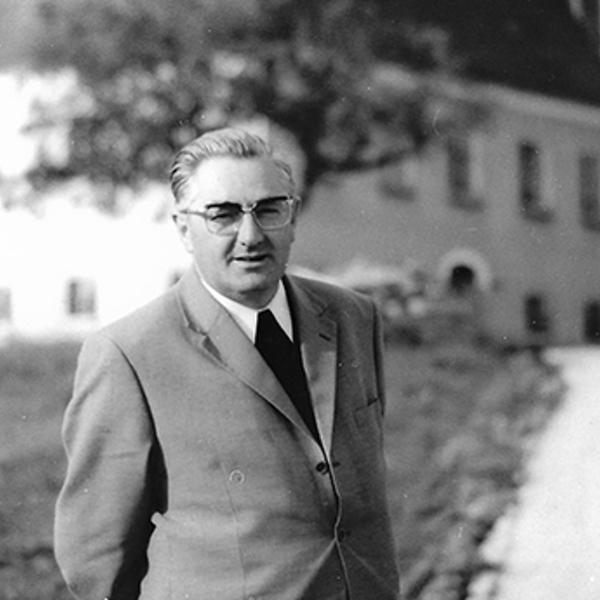 Dechant Heinzl vor Pfarrhof