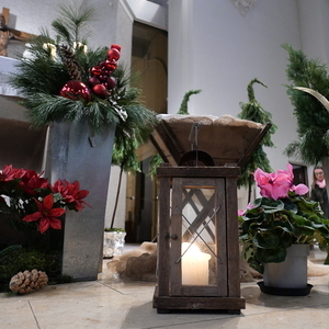 Weihnachtlich geschmückte Kirche in Kleinmünchen