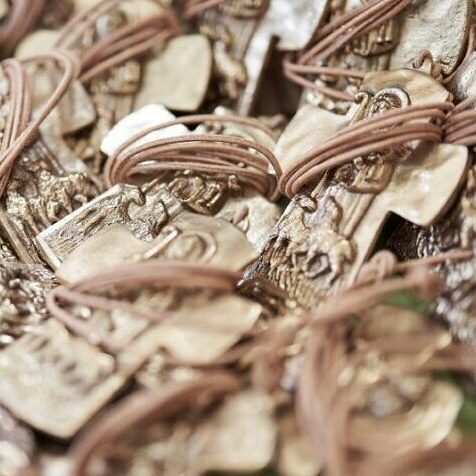 Kreuze für Ministranten-Messe