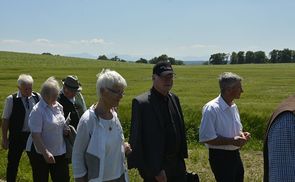 Bischof Manfred Scheuer mit Jägerstätter-Biografin Erna Putz und anderen Pilgern auf dem Friedensweg