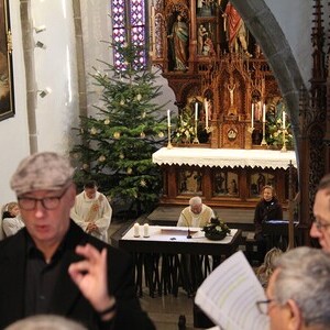 Der Kirchenchor unter der Leitung von Rudolf Liedl sang Weihnachtslieder aus aller Welt.