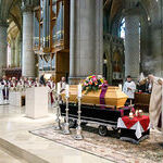 Inzensierung des Sarges durch Dompropst Wilhelm Vieböck