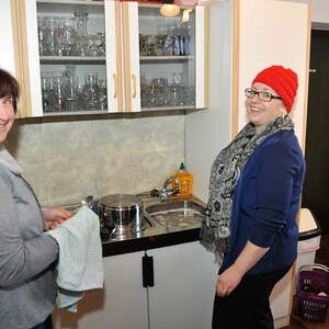 fleißige Hände in der Pfarrheimküche