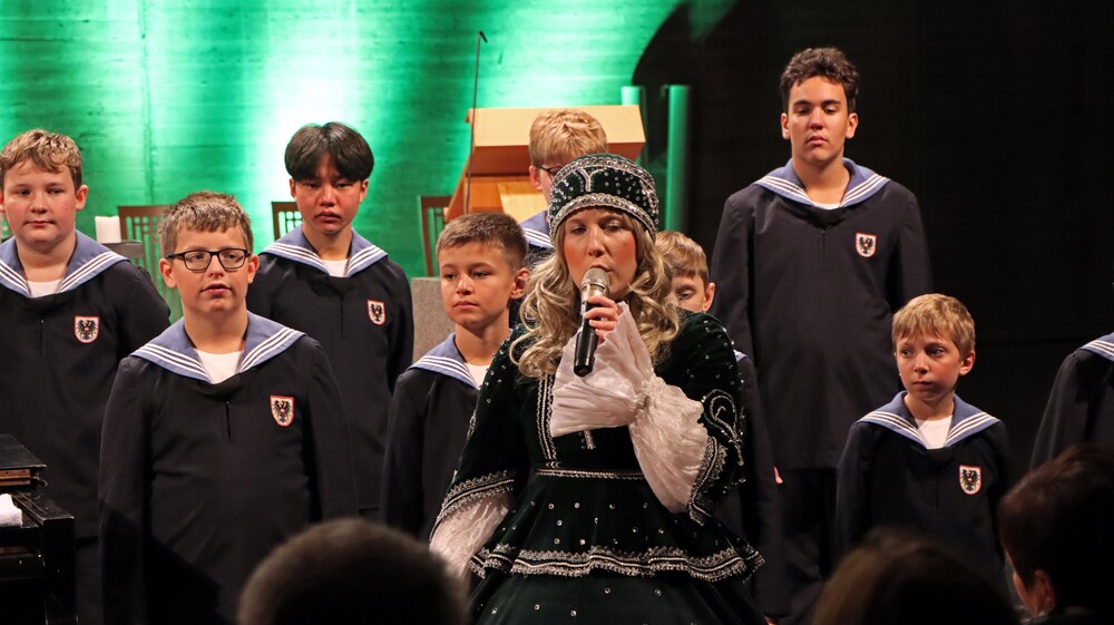 Chor der Wiener Sängerknaben in Steyr Münichholz mit dem Christkindl  aus Steyr