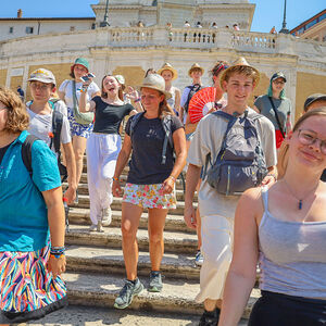 Von 28. Juli bis 3. August 2024 versammelten sich in Rom rund 3200 Ministrant*innen und Begleitpersonen aus ganz Österreich zur Internationalen Ministrant*innen-Wallfahrt. Verschiedene Sehenswürdigkeiten, wie die spanische Treppe, wurden gemeinsam be