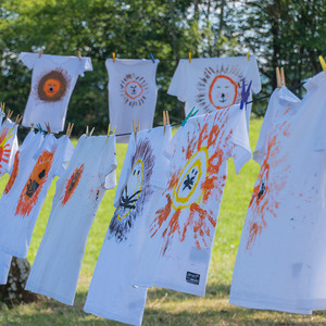 T-Shirts bemalen am Jungscharlager 2023