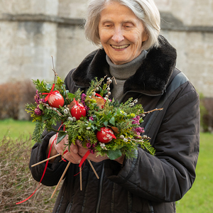 Johanna Sandner mit Palmbuschen, die von Weinzierler Frauen für den Ostermarkt gebunden wurden