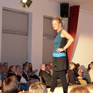 MODENSCHAU und Informationen über ökologisch und fair hergestellte Kleidung 