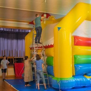 Aufbau der Hüpfkirche im Pfarrsaal