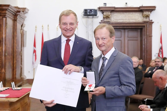 Landeshauptmann Thomas Stelzer (l.) mit Franz Heinz