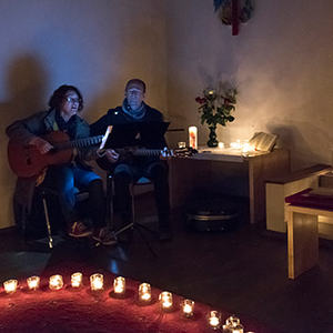 Nacht der 1000 Lichter erstmals auch in in der Pfarre Kirchdorf/Krems. Der Lichterweg begann am Kirchenplatz und führte durch die Kirche. Dort gab es mehrere Impuls-Stationen: Genussmeditation, Namensbänke wie Glaubensbank, Kraftbank, Gott-Sei-Dank-B
