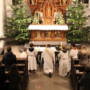 Einzug der Minis gemeinsam mit Zelebrant Diakon Hans Reindl.