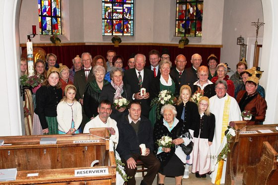 Das Diamantene Jubelpaar Margarethe und Johann Richtsfeld vorne sitzend neben Pfr. Reinhard Bell
