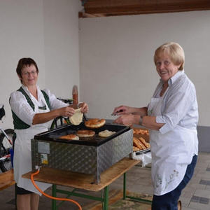 Frauen der Trachtengruppe buken uns die traditionellen 'Aufschlager-Krapfen'