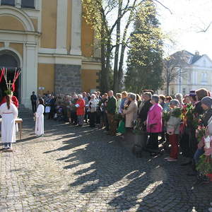 Palmweihe vor der Kirche