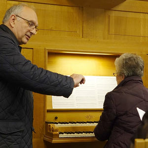 Wolfgang Kreuzhuber mit Teilnehmerin beim Ökumenischen Orgelseminar in Rutzenmoos