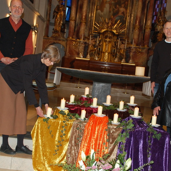 das Vorbereitungsteam der Pfarrcaritas mit dem gefühlvollen Musiker Niko Pömer