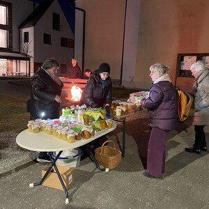 Die kfb-Frauen in Hartkirchen boten nach den Gottesdiensten am Samstagabend und am Sonntag Suppe im Glas und Kuchen an. 