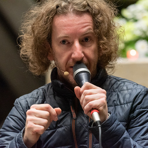 Kabarettist Thoma Franz-Riegler in der Ennsleitner Kirche