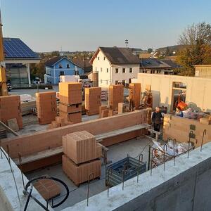 Abriss und Aufbau Pfarrheim Ostermiething