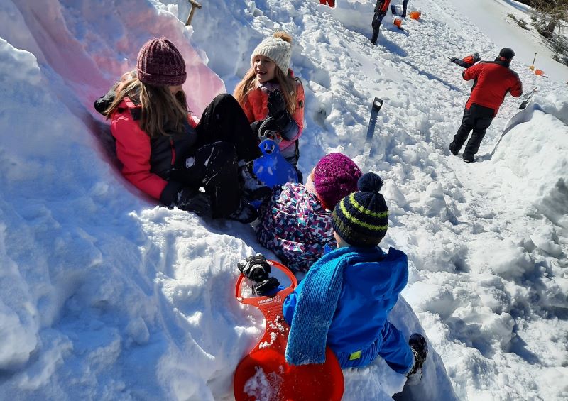 Iglu bauen und Spaß im Schnee