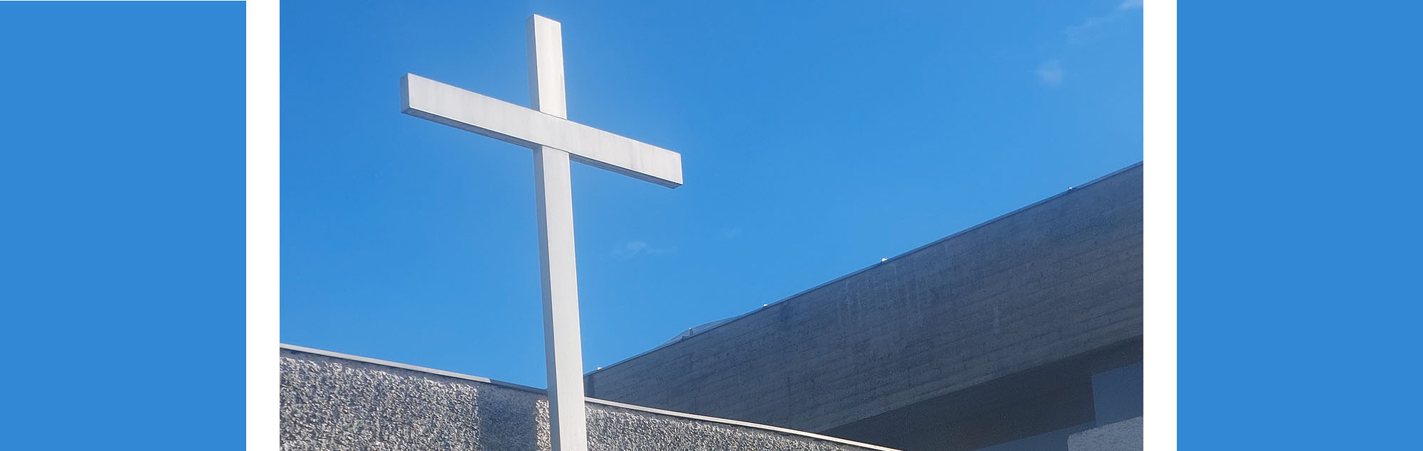 Helles Kreuz vor blauem Himmel