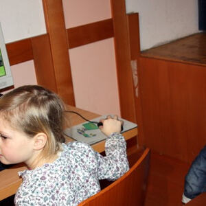 Kinder bei der Buchaustellung