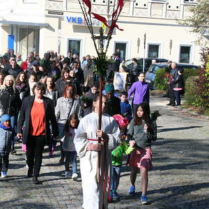 Palmweihe vor der Kirche