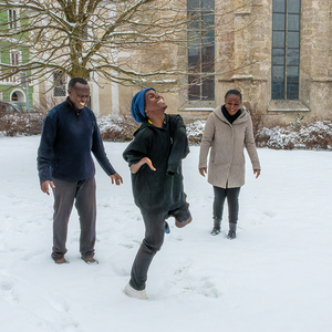 Biko freut sich über den Schnee