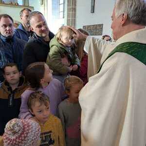 P. Arno segnet die Kinder