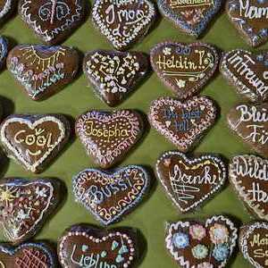 An zwei Nachmittagen verzierten bis zu 50 Helfer:innen rund 1000 Herzen