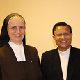 Die Generaloberin der Marienschwestern Sr. M. Michaela Pfeiffer-Vogl mit dem neuen Kardinal und damaligen Erzbischof Maung Bo SDB im Jahr 2013 in Linz.