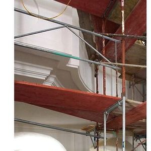 Besichtigung der Baustelle am Gerüst