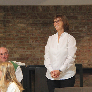 Renate Moser wird als neue Pastoalassistentin herzlich willkommen geheißen und wird anschließend eingekleidet  