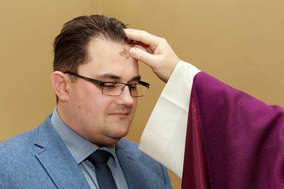 Aschenkreuz auf die Stirn / © Diözese Linz_Appenzeller Aschenkreuz auf die Stirn